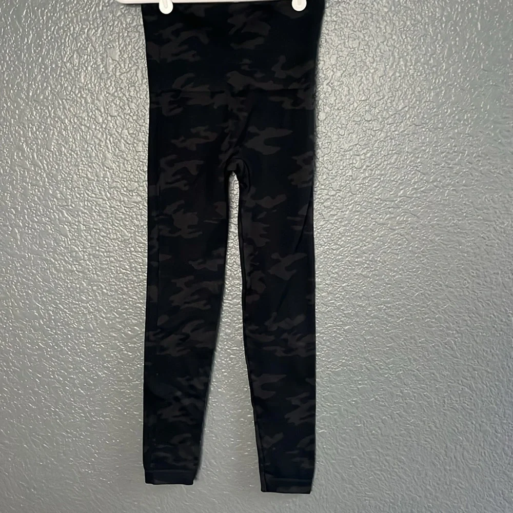 Spanx// Look at me now leggings black and gray camo size small